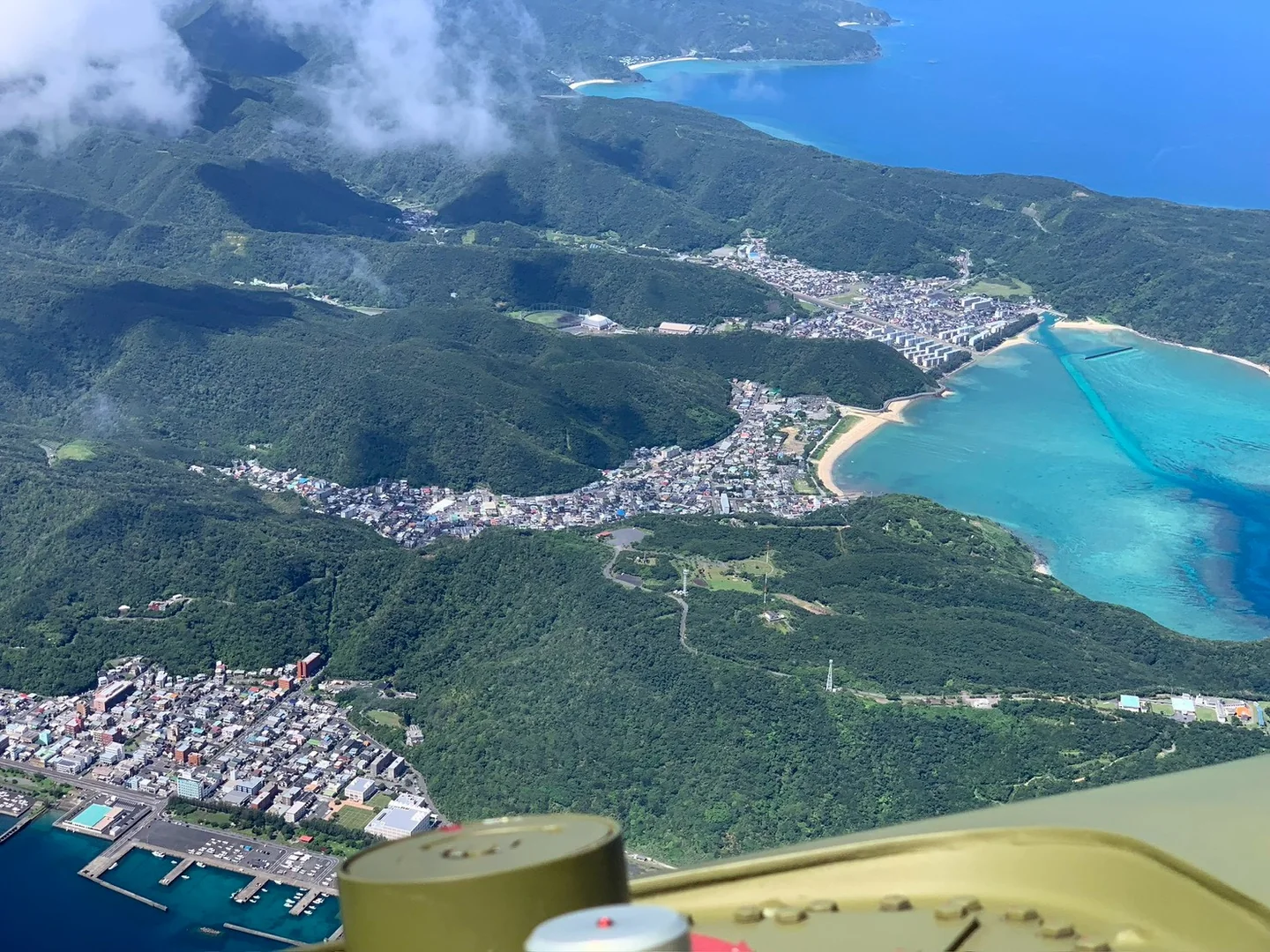 海と島の空撮風景